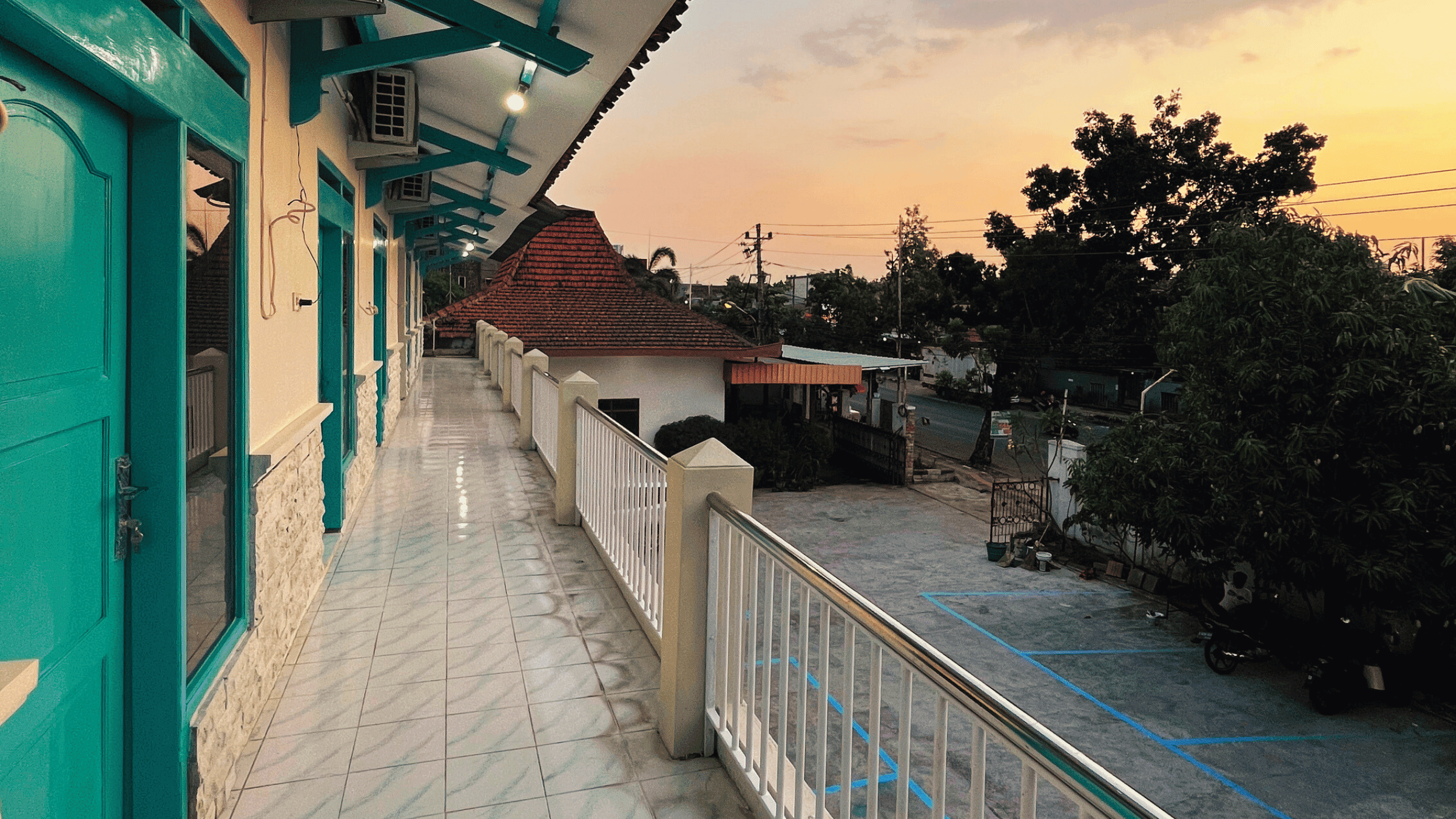 Tampilan kost Labuh Biru Rumah Labuh — kost premium Laweyan kost Solo dengan fasad modern